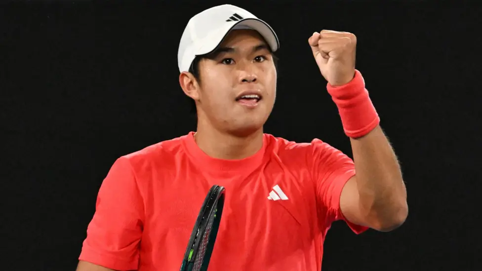 19-летний американский теннисист Лирнер Тьен вошёл в историю Australian Open 2025, одержав одну из самых неожиданных побед турнира, выбив пятого сеяного Даниила Медведева. В захватывающем пятиматчевом противостоянии, длившемся 4 часа 49 минут, молодой американец победил со счётом 6-3, 7-6 (7-4), 6-7 (8-10), 1-6, 7-6 (10-7). Об этом сообщает TURNIR, ссылаясь на BBC Sport.