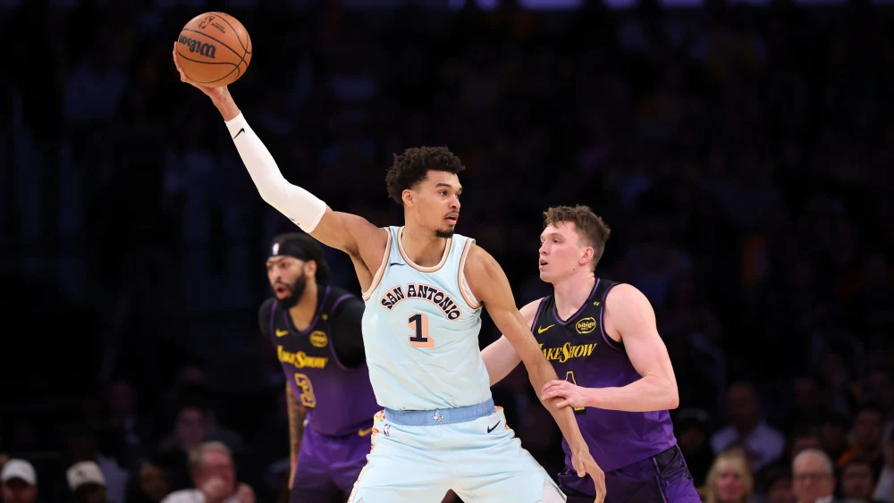 San Antonio Spurs (Сан-Антонио Спёрс) разгромили Los Angeles Lakers со счетом 126:102, показав невероятную игру во второй половине матча.