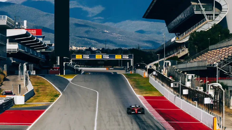 Льюис Хэмилтон тестирует болид Ferrari 2023 года в Барселоне. Чемпион готовится к новому сезону и знакомится с новой командой после 12 лет в Mercedes.