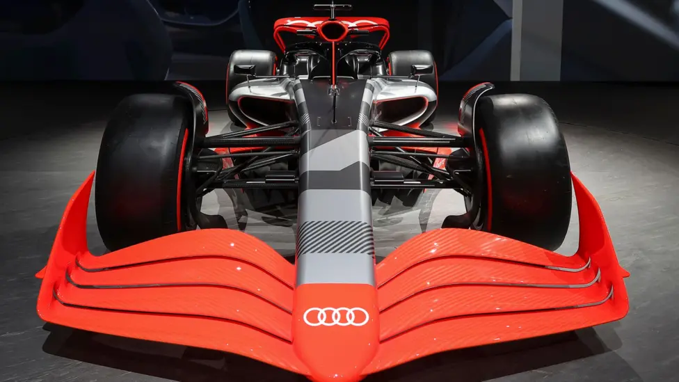 Audi F1 готовится к дебюту в 2026 году, открывая новую базу в Великобритании. Узнайте, как это поможет Sauber выйти на новый уровень в Формуле-1.