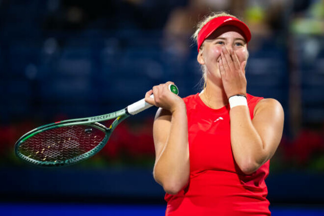 Клара Таусон выбила первую ракетку мира Арину Соболенко из турнира WTA 1000 в Дубае, впервые пробившись в 1/4 финала. Подробности сенсационного матча.