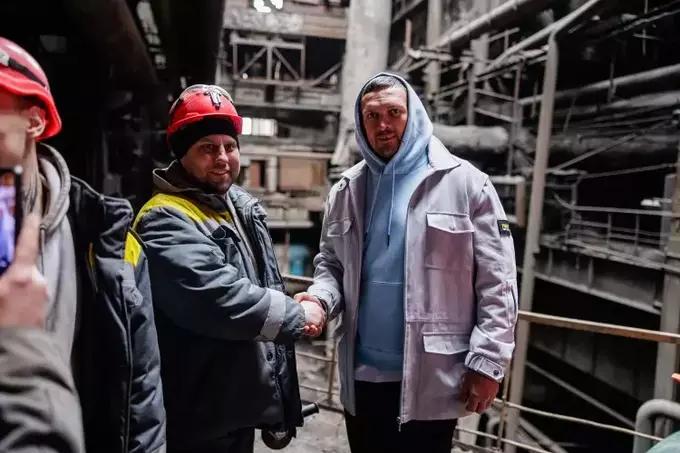 ФОТО. &laquo;Это невероятно&raquo;. Усик побывал на разрушенной россиянами ТЭС