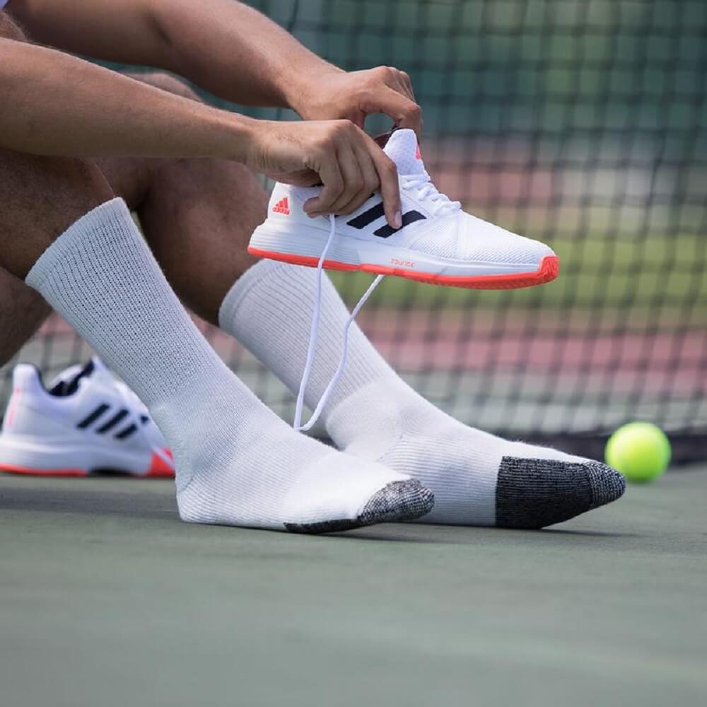 Выбирайте спортивные носки по виду спорта: теннис, падель (padel tennis), сквош. Состав, комфорт, отсутствие запаха и правильная стирка — залог успеха на корте.
