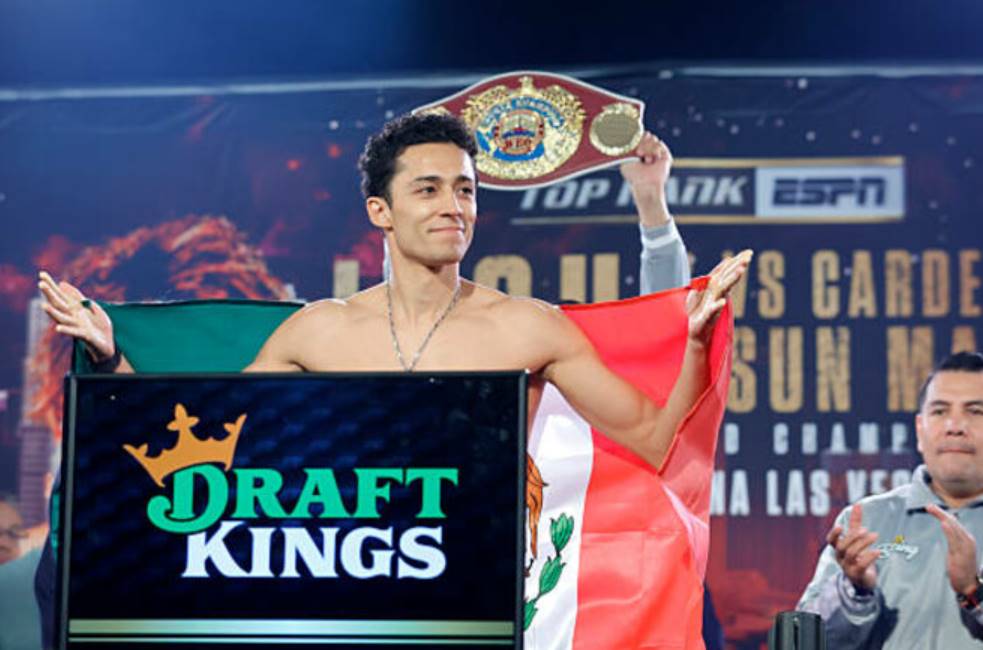 Эспиноса уничтожил Васкеса и защитил титул WBO в США
