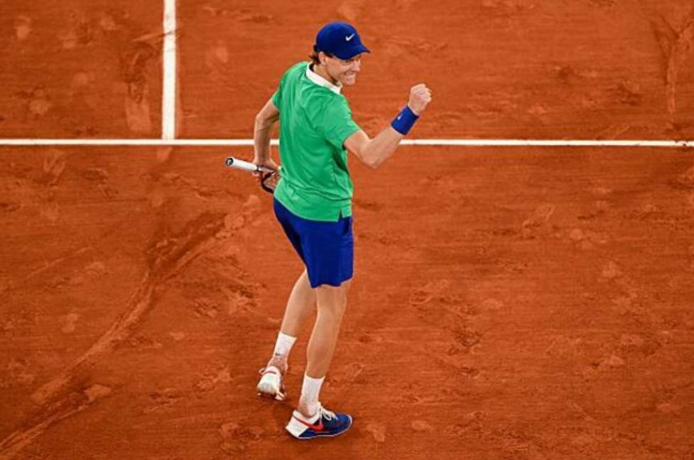 Синнер одержал волевую победу на старте Roland Garros 2025 (видео)