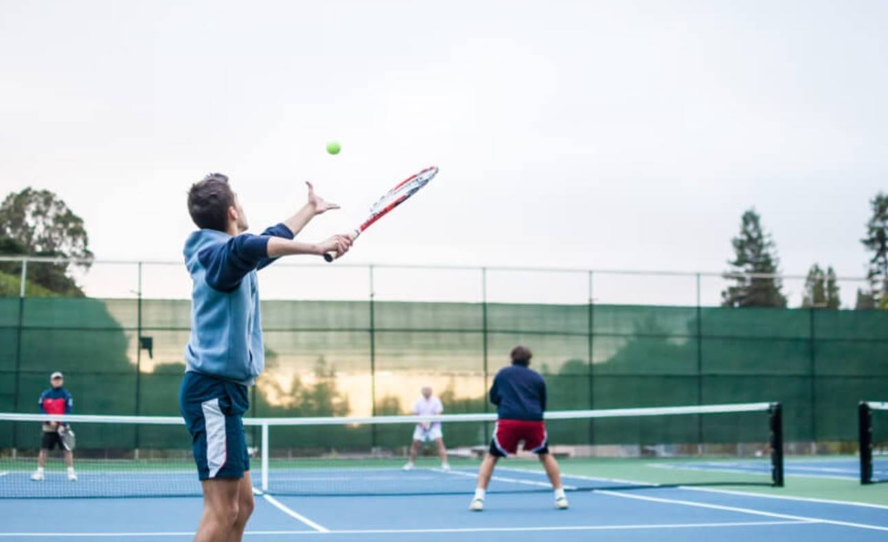 Узнайте, что такое Underhand Serve в теннисе, как правильно выполнять этот прием и когда стоит его применять для победы в матче.
