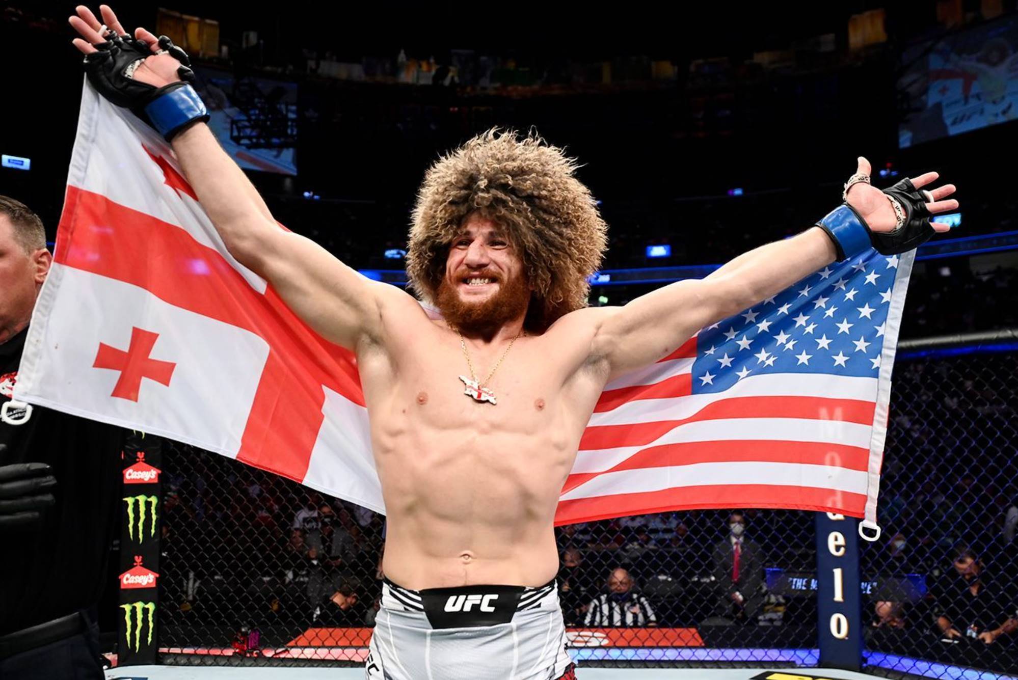 Мераб Двалишвили защитил титул UFC, задушив Шона О'Мэлли в реванше на UFC 316 в присутствии Дональда Трампа в Ньюарке.
