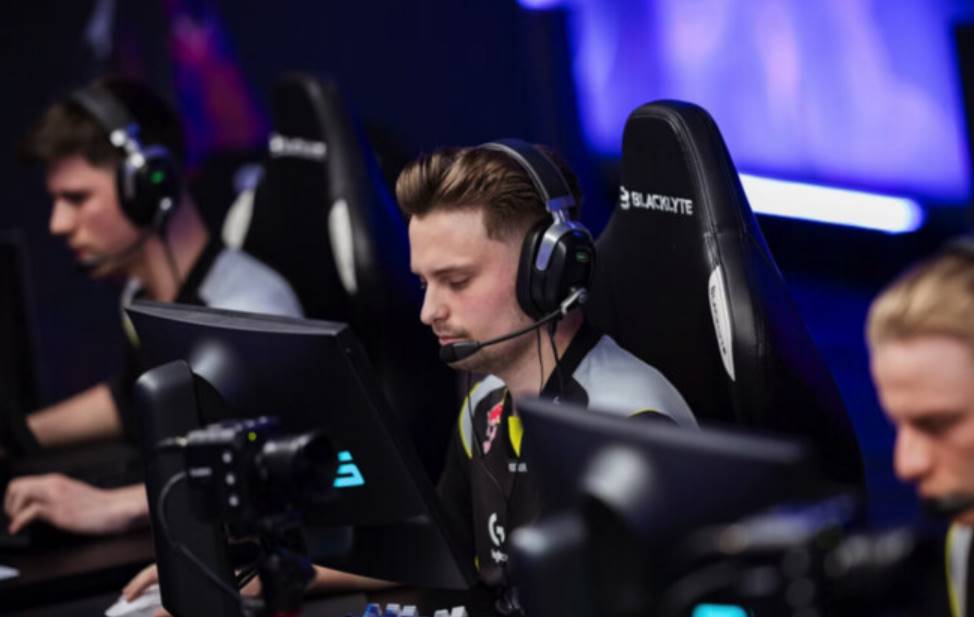 NAVI одержали вторую победу на Austin Major по CS2, обыграв 3DMAX со счётом 16:14. Команде остался всего один шаг до выхода в плей-офф турнира.