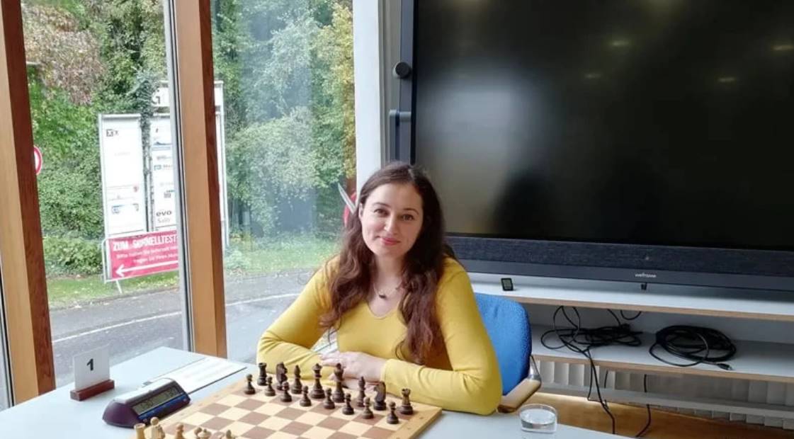 Украинка Инна Гапоненко одержала победу в первом раунде Кубка мира ФИДЕ и вышла на Анну Музычук. Турнир проходит в Баку по системе на выбывание.