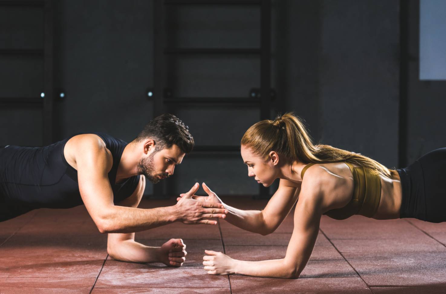 Узнайте, что такое HIIT тренировка, как она работает, её преимущества, риски и примеры упражнений. Объясняем просто и понятно для каждого.