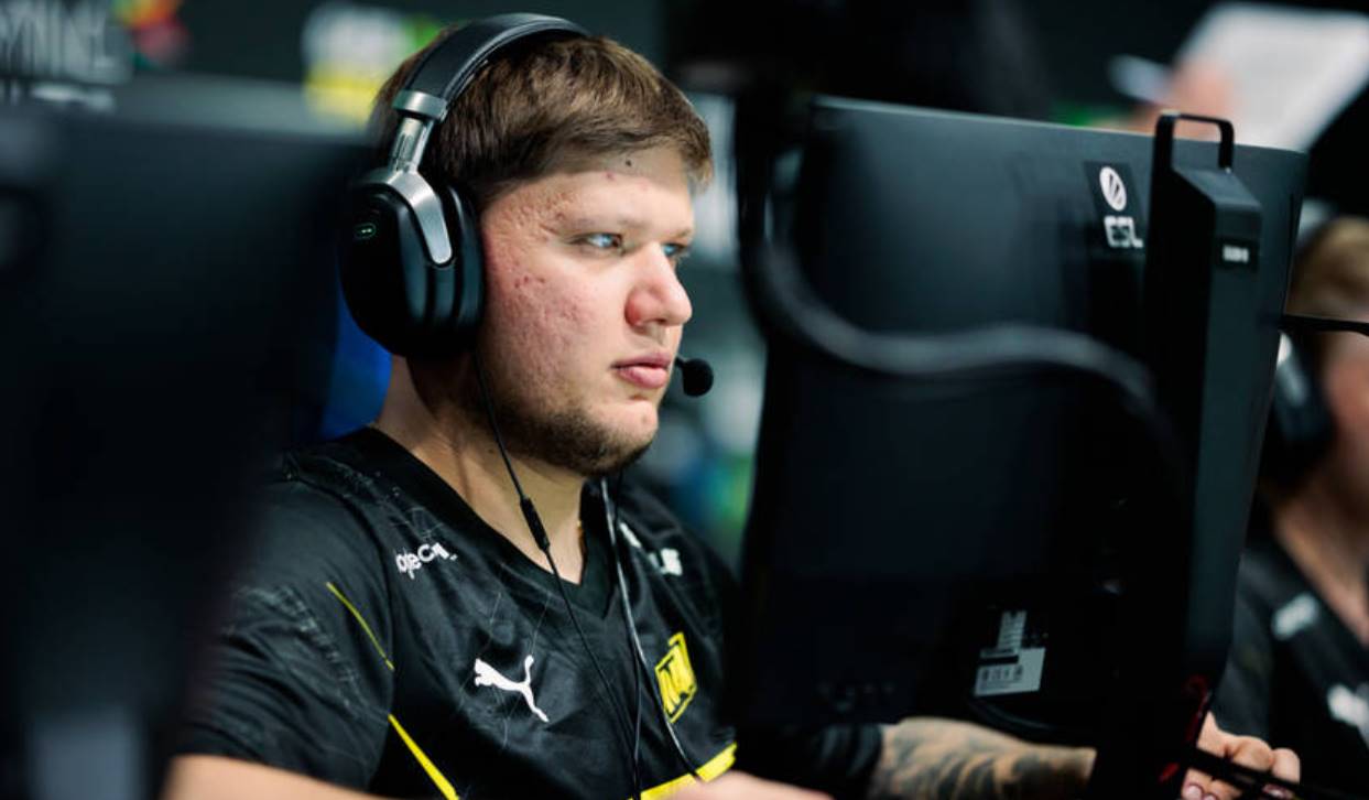 Узнайте, кто такой s1mple, настоящее имя Александр Костылев, его биографию, доходы, достижения и путь к успеху в мире киберспорта.