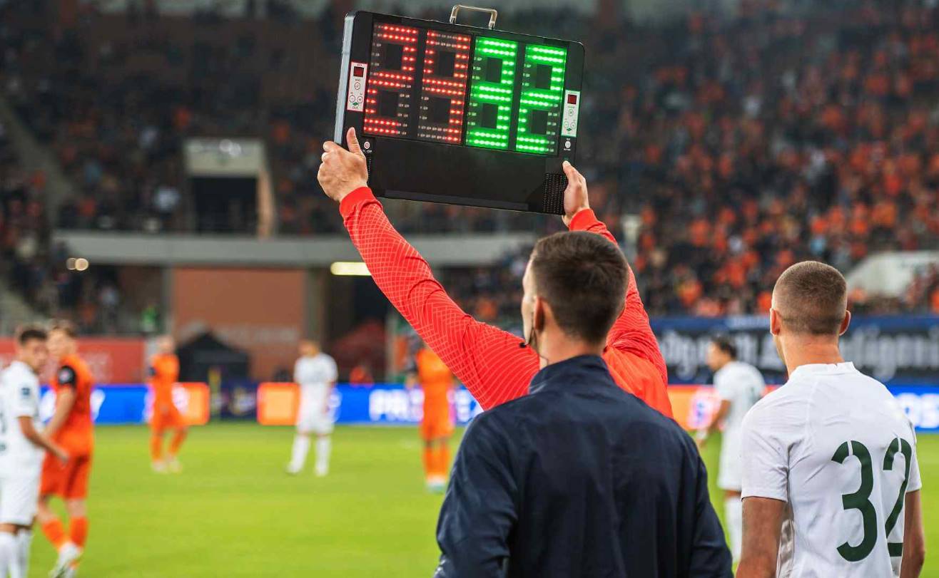 Узнайте, сколько замен разрешено в футболе в 2025 году, как это регулируется и какие есть исключения в разных турнирах.