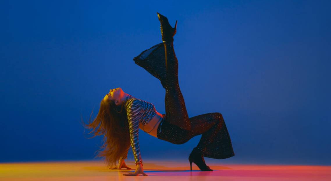 High heels — это не просто танец, но и эффективный фитнес. Узнайте об особенностях, пользе и технике выполнения занятий на каблуках.