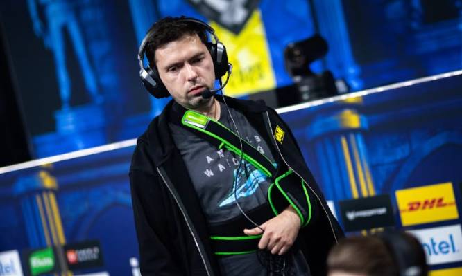 Тренер NAVI Андрей «b1ad3» Городенский сломал ключицу в день игры с FaZe на IEM Cologne 2025, но остался с командой и отпраздновал победу.