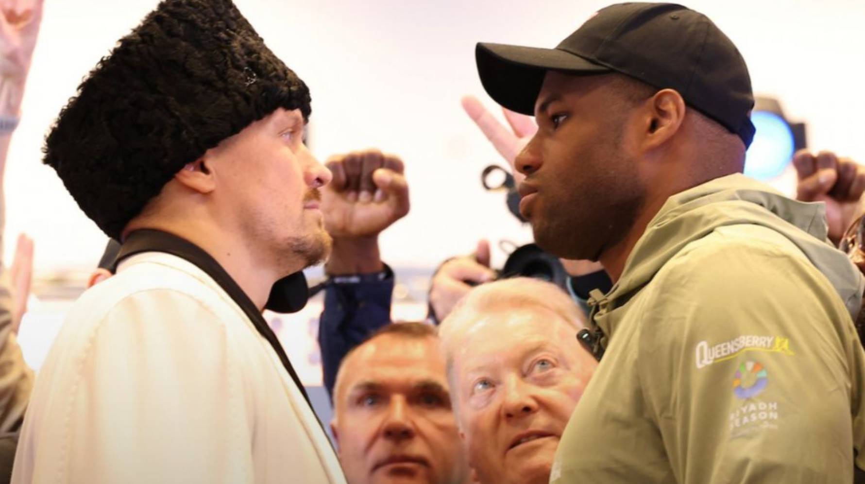 Александр Усик и Даниэль Дюбуа провели битву взглядов после пресс-конференции перед боем за титулы. Кто первым отвёл глаза, зафиксировали журналисты.