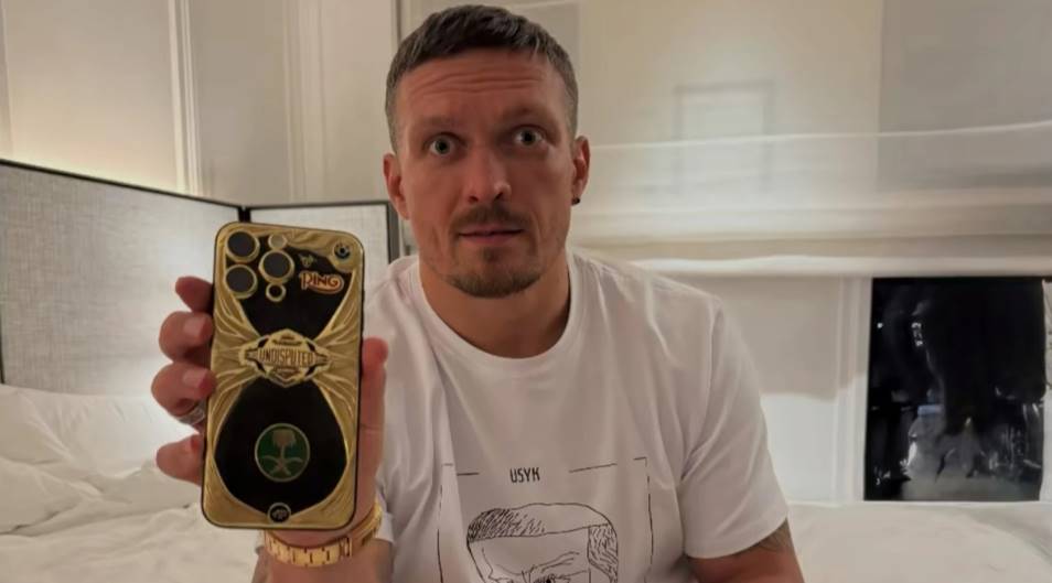 Александру Усику вручили эксклюзивный iPhone 16 Pro Max из золота в честь его победы над Дюбуа и завоевания титула абсолютного чемпиона мира.