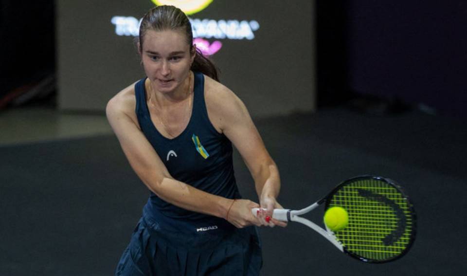 Дарья Снигур в драматичном матче вышла в четвертьфинал WTA 125 в Варшаве, победив пятую сеянную Диан Парри в трех сетах.