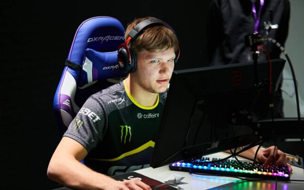 Бывший тренер NAVI Kane рассказал о трудностях в работе с s1mple, в частности о его эмоциональном состоянии и влиянии на команду во время тренировок.