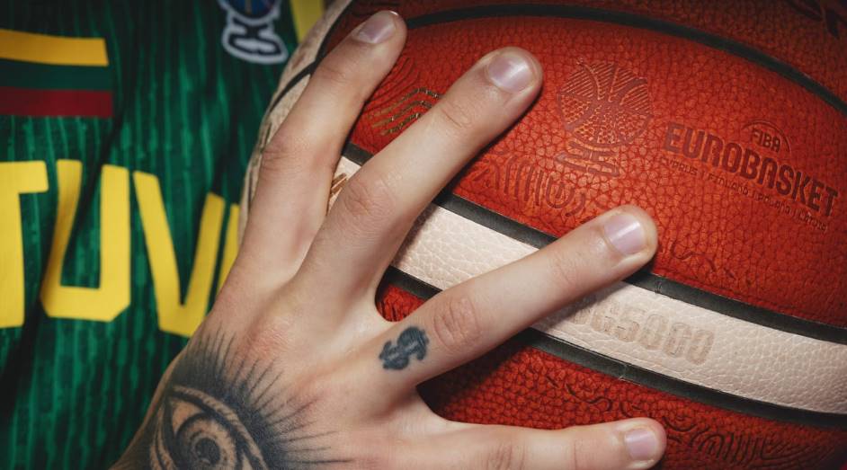 FIBA EuroBasket 2025 стартует в Риге и Тампере. 24 сборные будут бороться за титул чемпиона Европы. Первые матчи пройдут уже в среду
