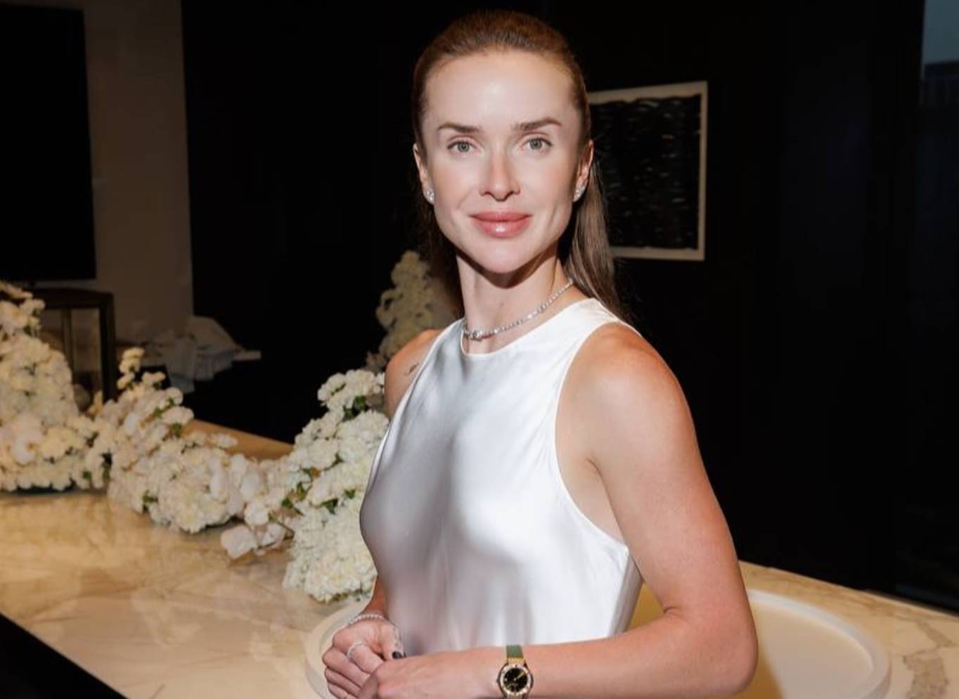 Элина Свитолина представила бренд Solo for Diamonds в белом платье, подчеркнув сочетание красоты, ценностей и украинского духа.
