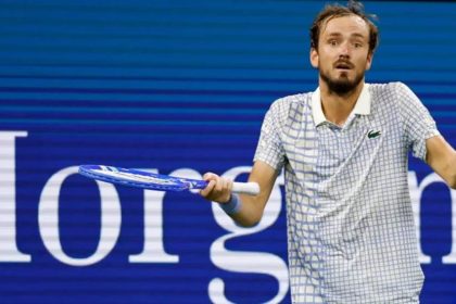 Скандал на US Open: Даниил Медведев оскорбил арбитра после спорного эпизода в поединке против Бенжамена Бонзи, но в итоге уступил в первом раунде.