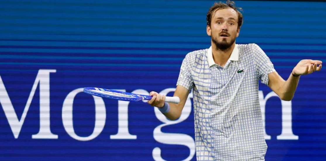 Скандал на US Open: Даниил Медведев оскорбил арбитра после спорного эпизода в поединке против Бенжамена Бонзи, но в итоге уступил в первом раунде.