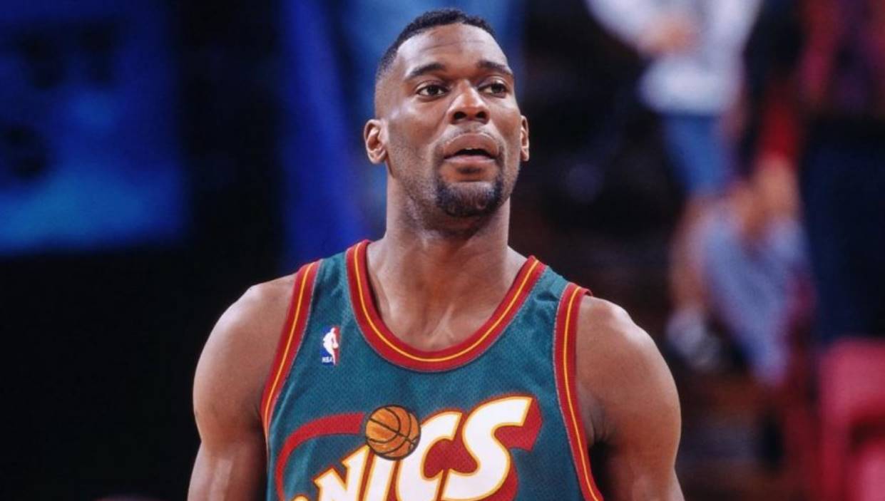 Экс-звезда NBA Шон Кемп получил 30 дней домашнего ареста за стрельбу в 2023 году. Суд смягчил приговор, позволив ему избежать тюремного заключения.
