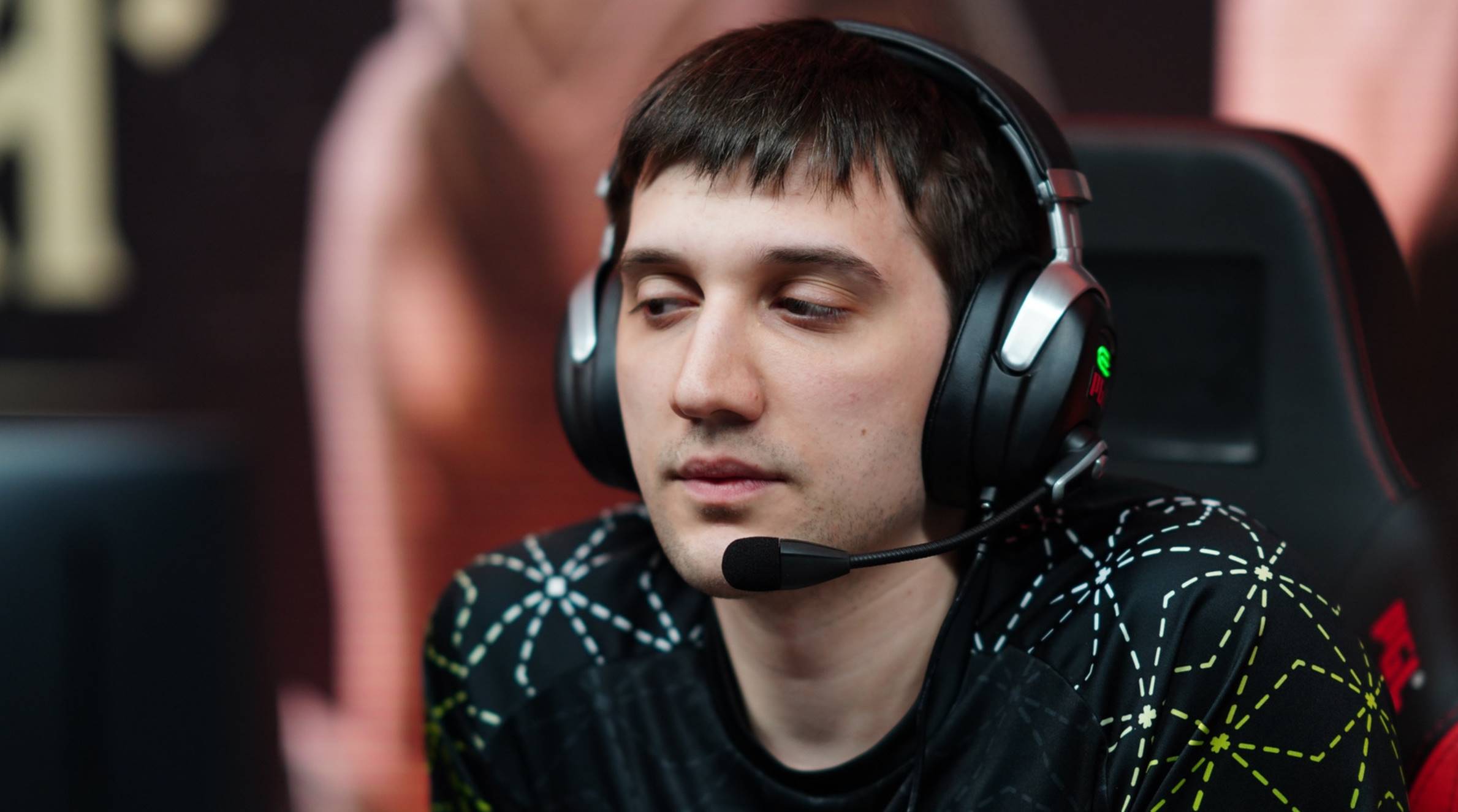 Узнайте об Артуре «Arteezy» Бабаеве — известном игроке Dota 2, его биографии, достижениях, сколько он зарабатывает и что известно о его личной жизни.