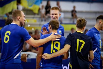 Украина начала молодежный чемпионат мира-2025 с победы над Аргентиной со счетом 3:1 и возглавила группу D, ожидая матчи с Италией, Индонезией, Францией и Тунисом.