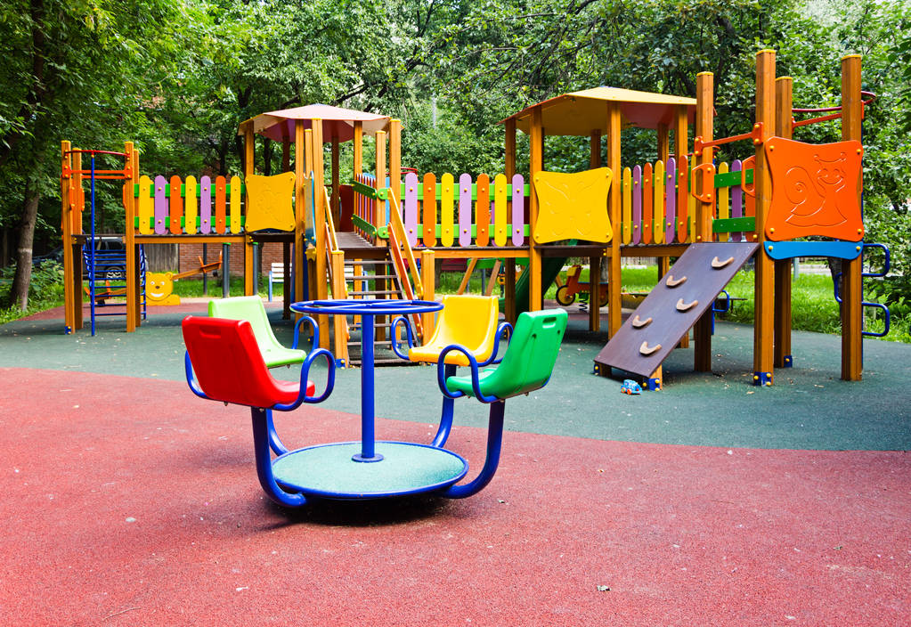 Как обустроить идеальную площадку для спорта и игр для детей? Советы по выбору спортивного инвентаря, покрытия и элементов для обустройства площадок.