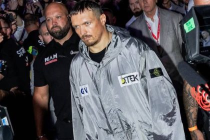 Александр Усик стал лицом кампании Stone Island: билборды в Лондоне, ролик со звёздами и символическая куртка с именами его семьи.