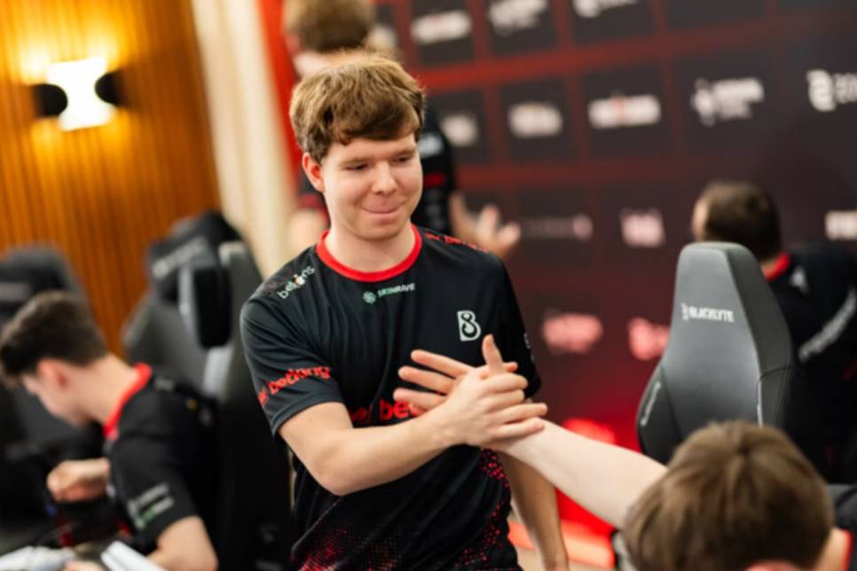 B8 Esports выбили OG с турнира StarLadder StarSeries Fall 2025, совершив камбек на Mirage и победив на решающей карте Inferno со счётом 2:1.