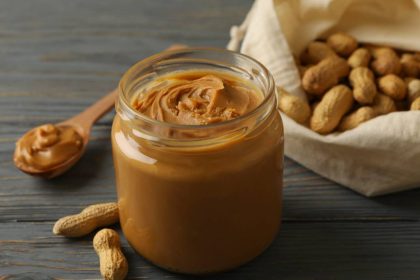 Арахисовая паста – полезный продукт для спортсменов: источник белка, энергии и микроэлементов, поддерживающих мышцы и выносливость.