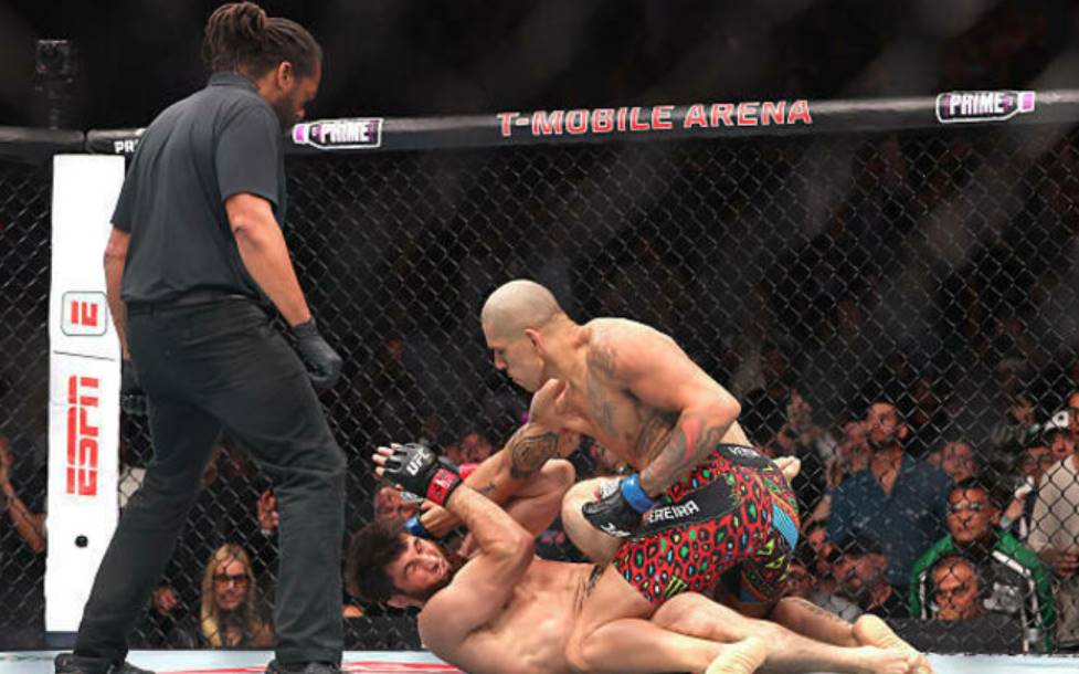 Алекс Перейра разгромил Магомеда Анкалаева на UFC 320, завершив бой менее чем за две минуты и заявил о готовности перейти в тяжёлый дивизион.