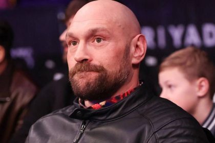 Тайсон Фьюри объявил, что будет готовиться к бою с Арсланбеком Махмудовым без тренера. Поединок пройдет 11 апреля.