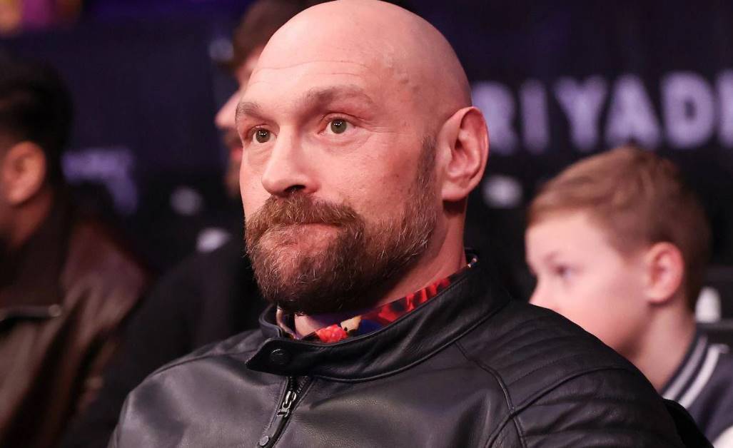 Тайсон Фьюри объявил, что будет готовиться к бою с Арсланбеком Махмудовым без тренера. Поединок пройдет 11 апреля.