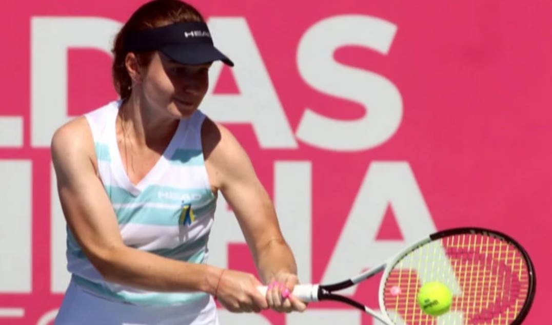 Дарья Снигур разгромила Елену Малыгину и вышла в полуфинал турнира ITF W75 в Глазго, одержав третью победу подряд на соревнованиях.