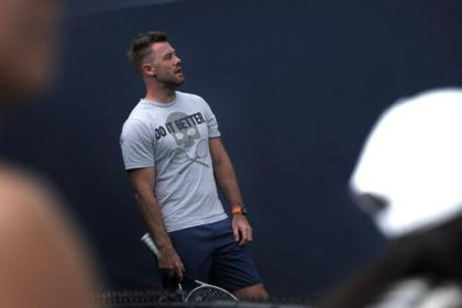 Илья Марченко выиграл стартовый матч ITF M25 в Цяньдаоху, Китай, победив Чжана Миньхуэя в трех сетах и вышел во второй круг.