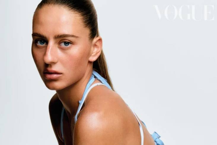 Марта Костюк снялась в фотосессии для Vogue Ukraine, представив новую сторону за пределами корта. Автор снимков — Степан Лисовский.