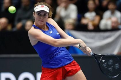 Линда Носкова впервые вышла в полуфинал турнира WTA 1000 в Пекине, обыграв британку Сонай Картал со счетом 6:3, 6:4 за 70 минут.