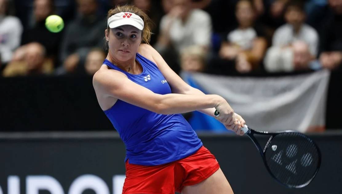 Линда Носкова впервые вышла в полуфинал турнира WTA 1000 в Пекине, обыграв британку Сонай Картал со счетом 6:3, 6:4 за 70 минут.