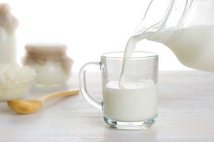 Молоко — ценный продукт для спортсменов: калорийность, белки, жиры, витамины. Узнайте, как и когда лучше употреблять для восстановления.
