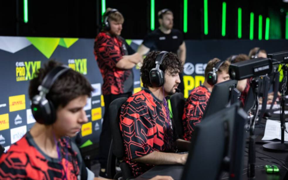 Inner Circle уступили spirit в драматичной серии ESL Pro League: 13:4, 4:13, 13:11. Лучшим на Mirage стал tN1R с рейтингом 1,27.