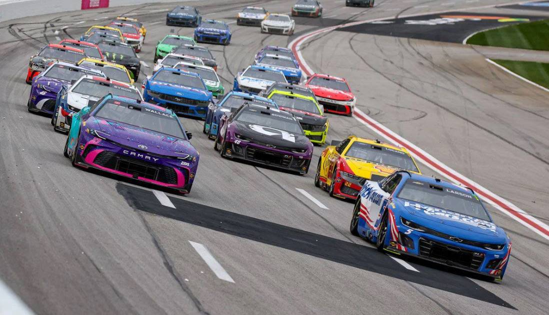 Кайл Ларсон выиграл чемпионат NASCAR Cup Series 2025, преодолев падение с 29-го места и обогнав лидеров Гемлина и Байрона.
