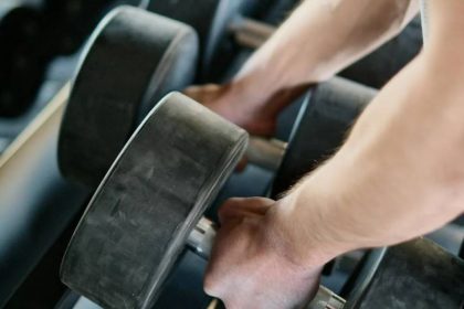 Изодинамический тренинг с гантелями ускоряет рост мышц, повышает силу и выносливость, предлагая новый подход к эффективным тренировкам.
