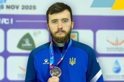 Павел Коростылёв выиграл золото на чемпионате мира по стрельбе в Каире, набрав 584 очка и обойдя индийского соперника благодаря «десяткам».