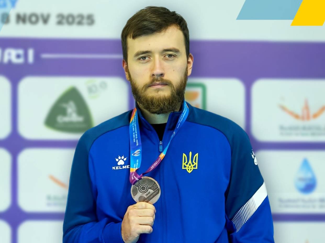 Павел Коростылёв выиграл золото на чемпионате мира по стрельбе в Каире, набрав 584 очка и обойдя индийского соперника благодаря «десяткам».