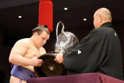 Украинец Аонисики Арата выиграл Кубок императора в сумо, став озэки и первым украинцем с этим титулом на Kyūshū basho в Фукуоке.