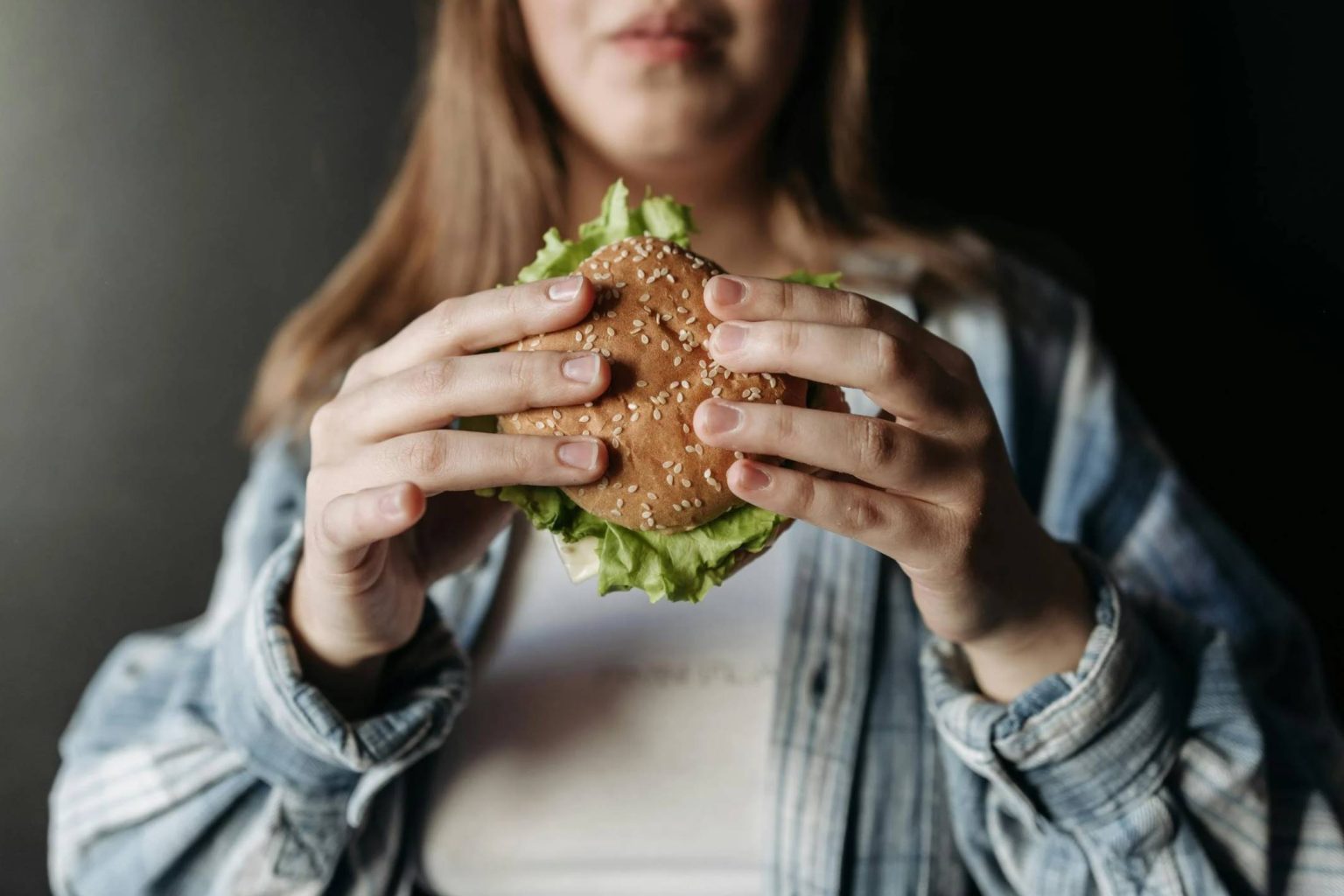 Практическое объяснение, как правильно распределять калории в течение дня для энергии, здоровья и контроля веса без искажения фактов.
