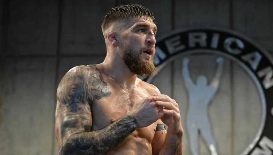 Ярослав Амосов получил бонус UFC 328 за победу над Хоэлем Альваресом. Украинец заработает 100 тысяч долларов за «Выступление вечера».